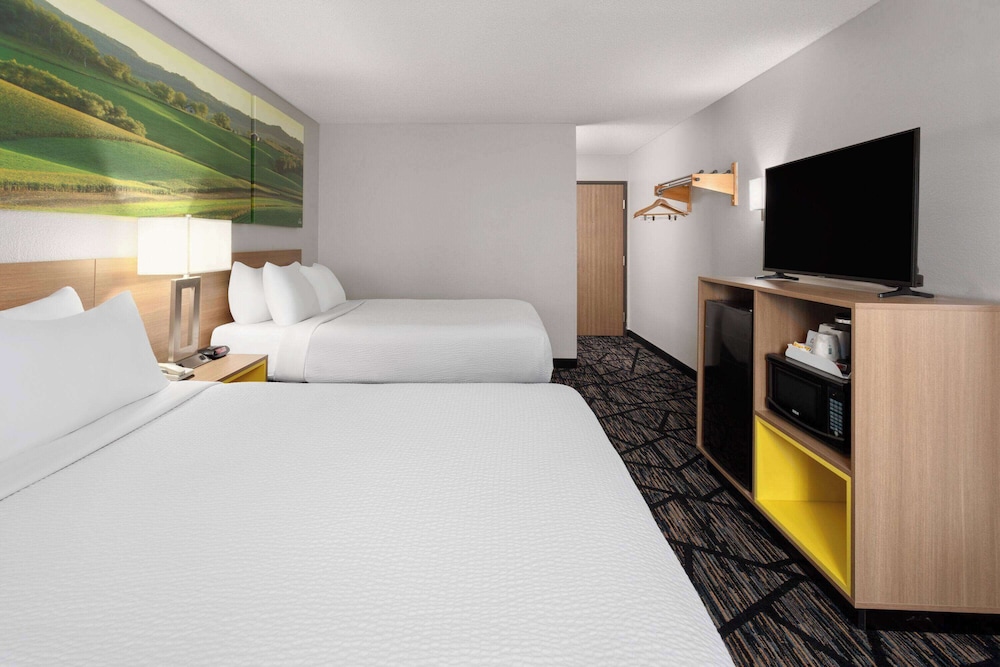 Standard Room, 2 Queen Beds - Photo 1