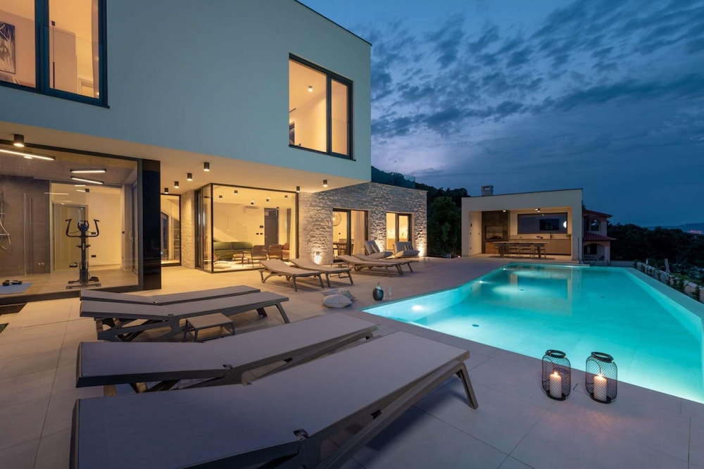 Villa photo 2