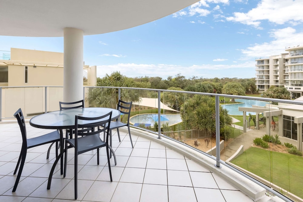 3 Bedroom Apartment - Photo 2