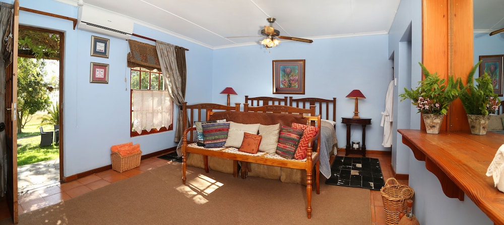 Comfort Room, 1 Bedroom (Twin bedded room: Blue Crane) photo 1