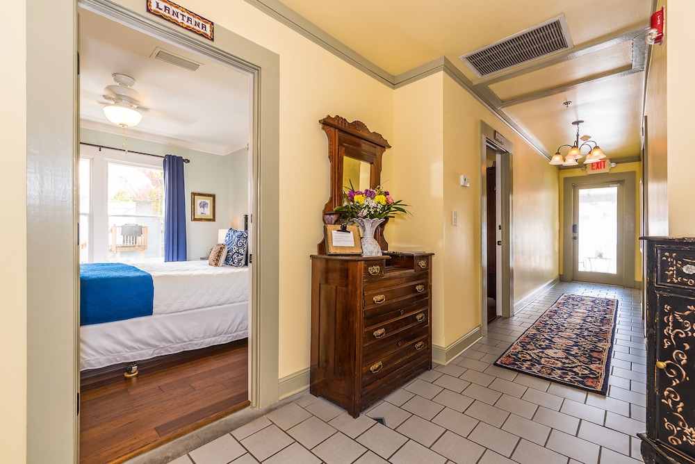 Superior Room, 1 Queen Bed, Jetted Tub photo 2