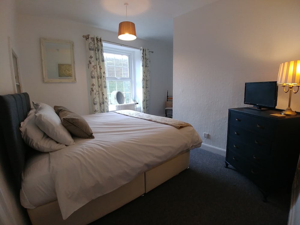 Standard Double Room, 1 King Bed, Hill View photo 2