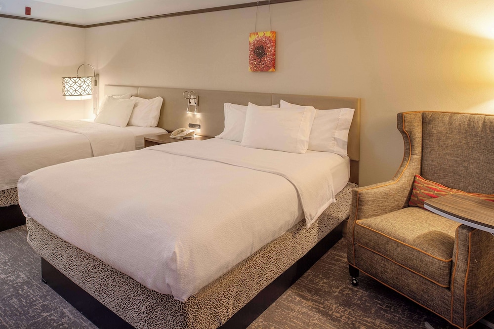 Premium Room, 2 Queen Beds (Drinks-Snacks) - Photo 3