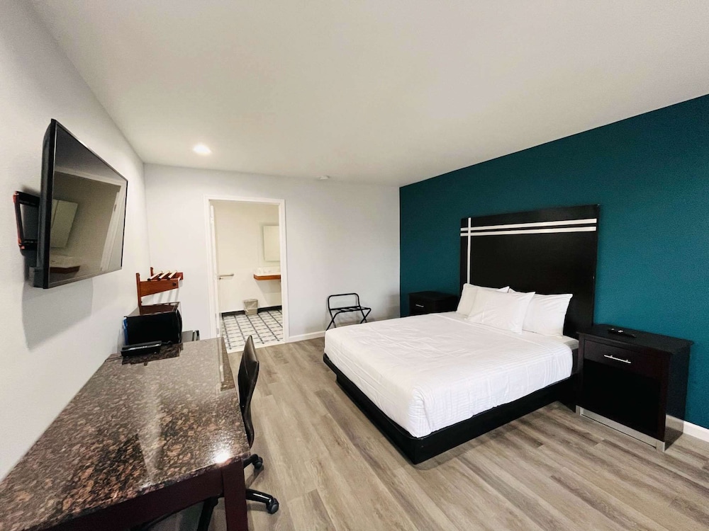 Standard Suite, 2 Queen Beds, Non Smoking - Photo 8