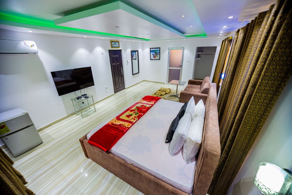 Royal Studio Suite, 1 King Bed photo 3