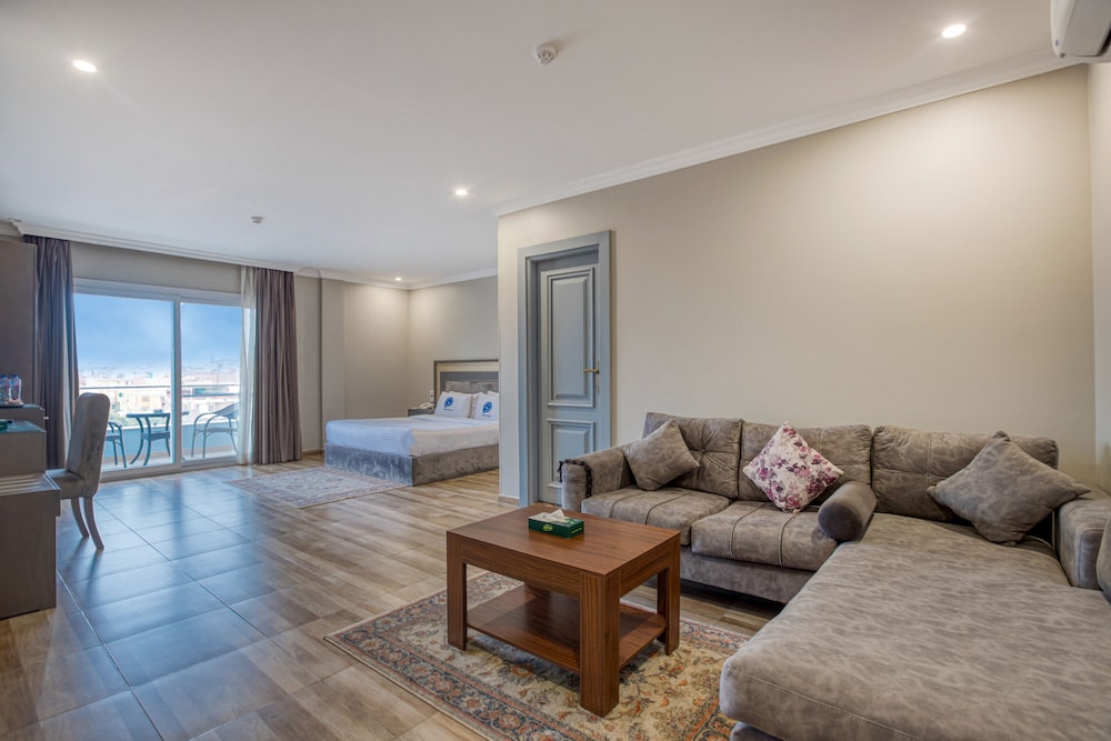 Standard Suite with Panoramic Pyramids View & Balcony - Photo 8