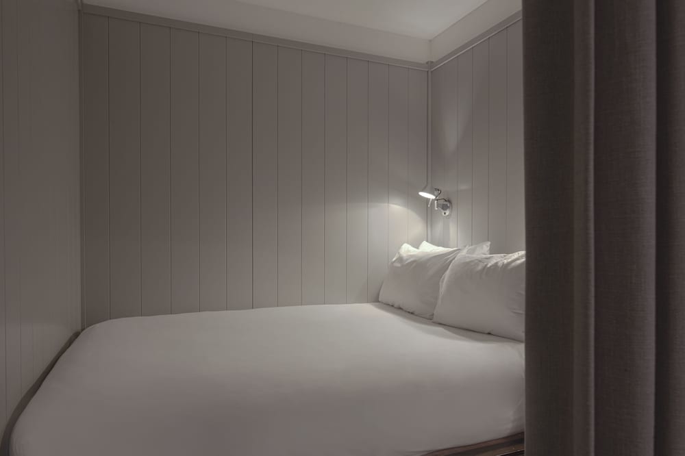 Luxury One Bedroom Apartment With Bed Alcove And Balcony