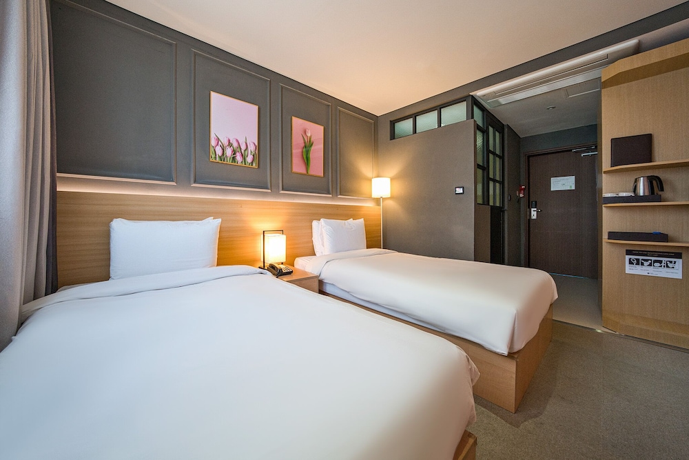 Standard Twin Room, Women only