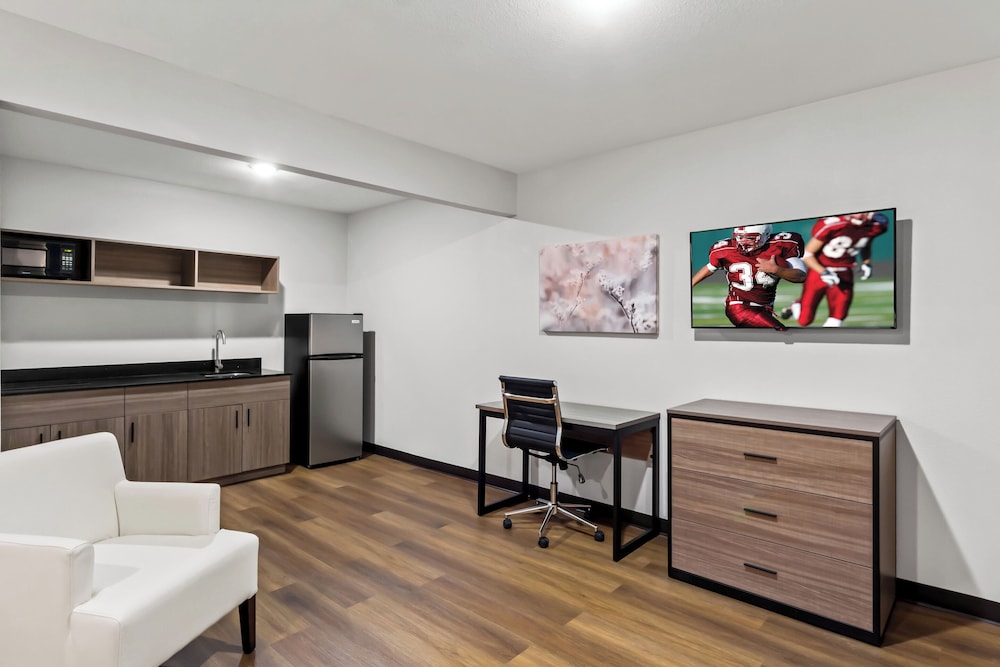 Deluxe Room, 1 King Bed, Non Smoking, Kitchenette - Photo 3