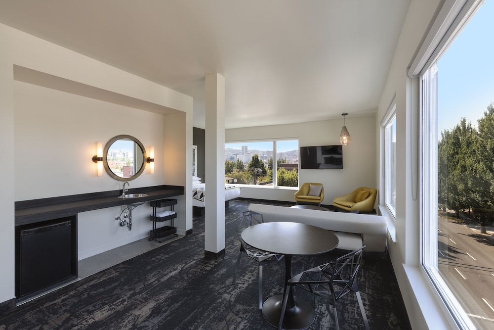 The XL - Deluxe King Suite City View