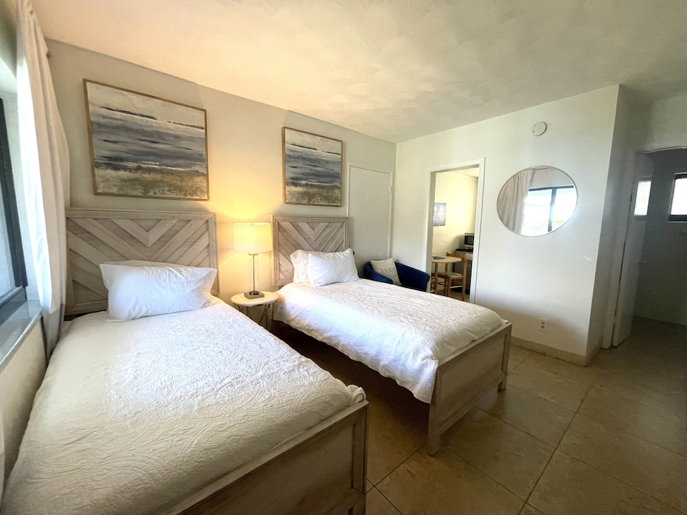 Studio Suite, Multiple Beds, Kitchen