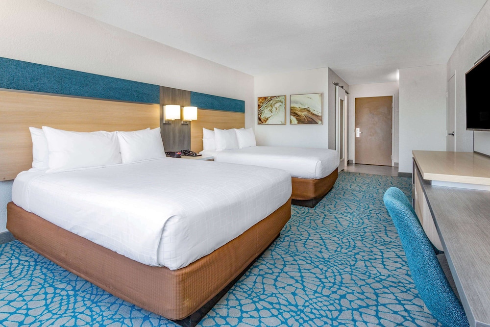 Standard Room, 2 Queen Beds (Bath/Shower Combo) - Photo 3