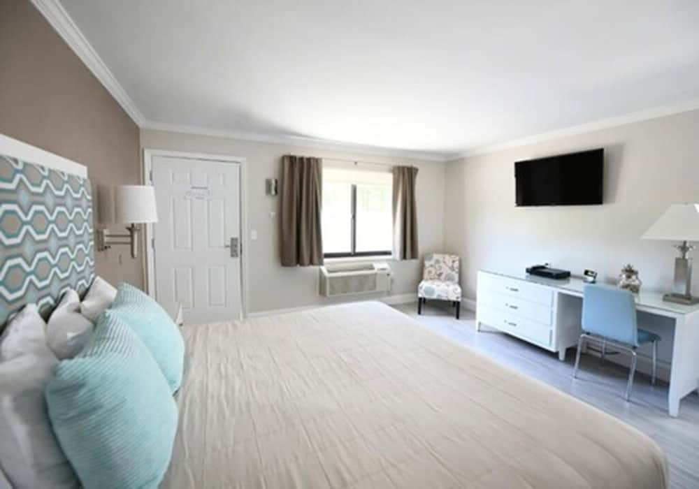 Waterview Queen Room