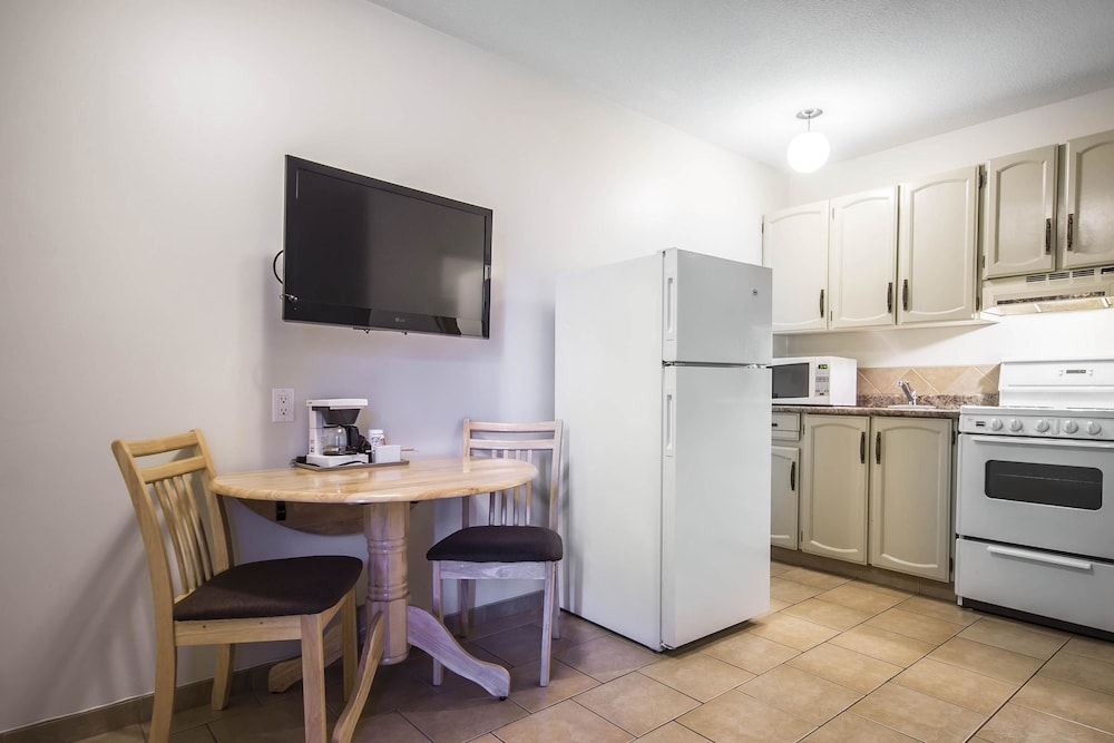 Efficiency, Suite, 2 Queen Beds, Non Smoking, Kitchen - Photo 3