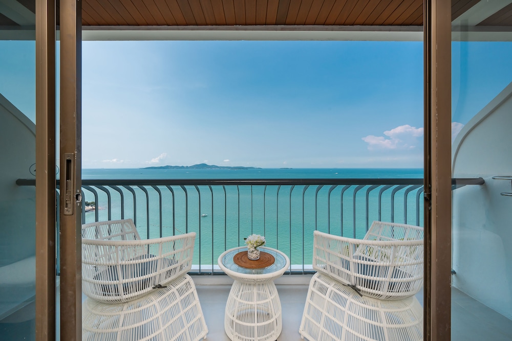 Premium Ocean Facing - Photo 3