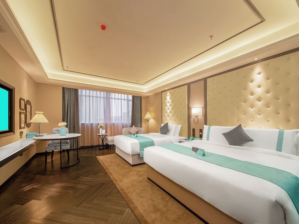 Luxury Twin Room, City View