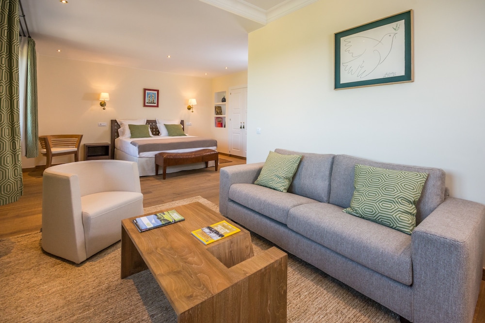 Junior Suite, 1 King Bed, Corner photo 3