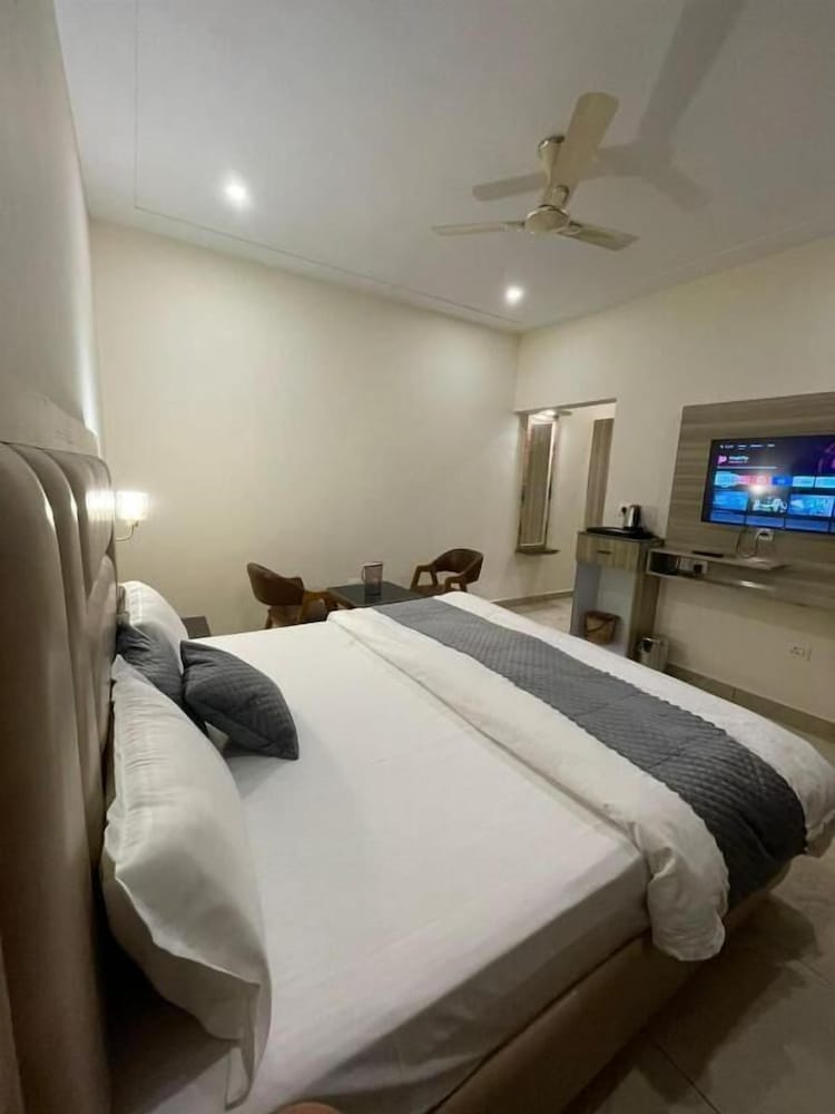 Deluxe Room, Balcony, Mountain View photo 3