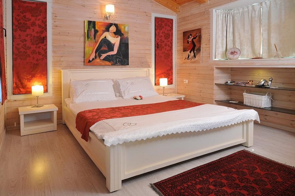 Deluxe Cabin, Jetted Tub photo 1