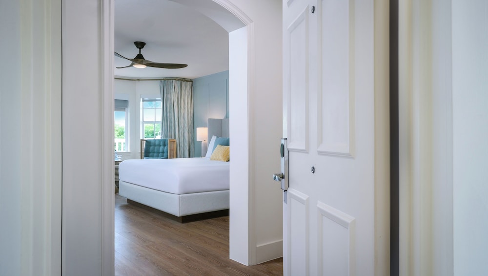 Superior Room, 1 King Bed, Mobility Accessible - Photo 2