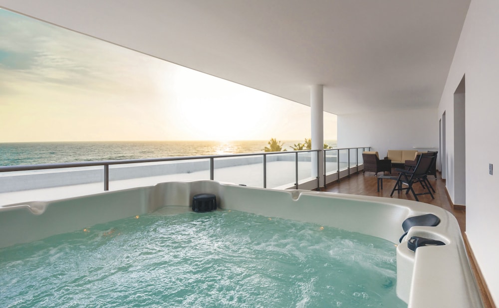 Senior Suite, Jetted Tub, Sea View (B2C-US) photo 3