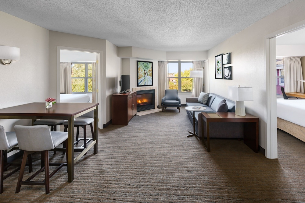Suite, 2 Bedrooms, Fireplace - Photo 2