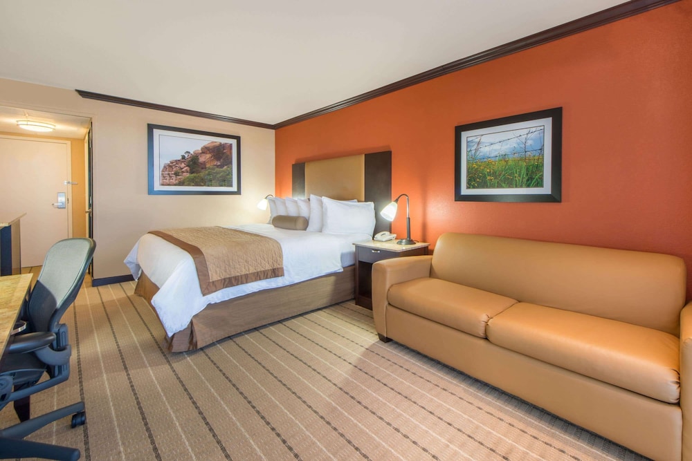 Room, 1 King Bed, Non Smoking - Photo 3