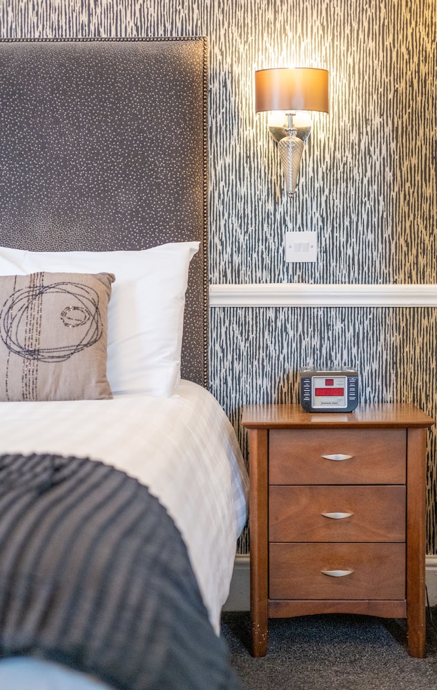 Standard Room, 1 King Bed, Non Smoking - Photo 2