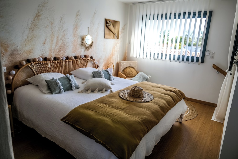 Exclusive Duplex, 1 King Bed, Hot Tub, Pool View