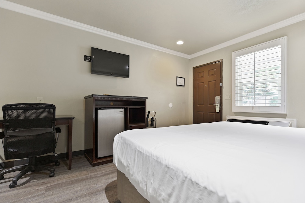 Deluxe Room, 1 King Bed, Non Smoking - Photo 2