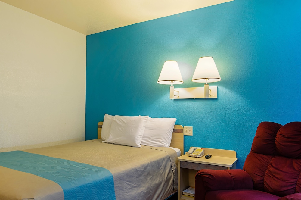 Deluxe Room, 1 Queen Bed, Non Smoking photo 3