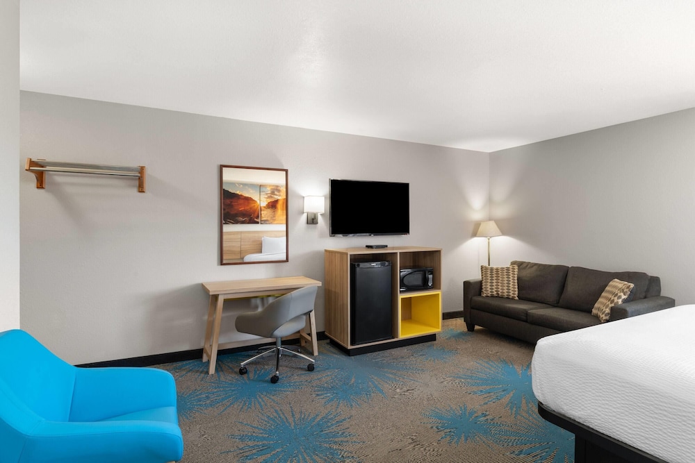 Junior Suite, 1 King Bed with Sofa bed, Non Smoking - Photo 3