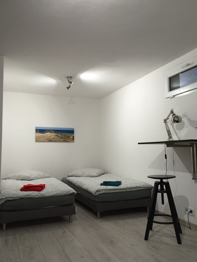 Family Room, Private Bathroom - Photo 4