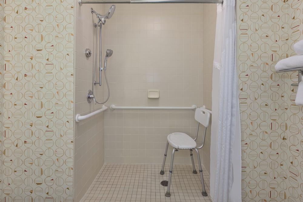 Premium Room, 1 King Bed, Accessible (Communications) - Photo 2
