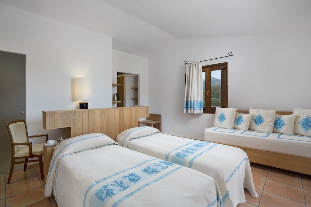 Deluxe Room - Photo 5