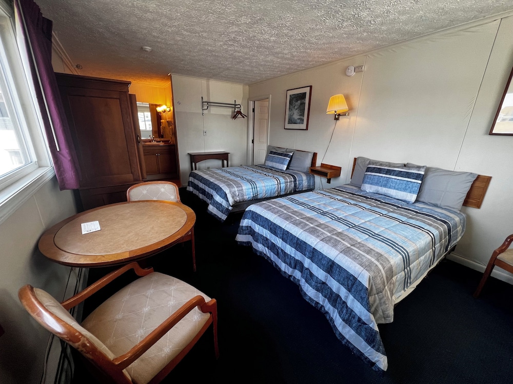 2 Queen Beds Kitchenette photo 3