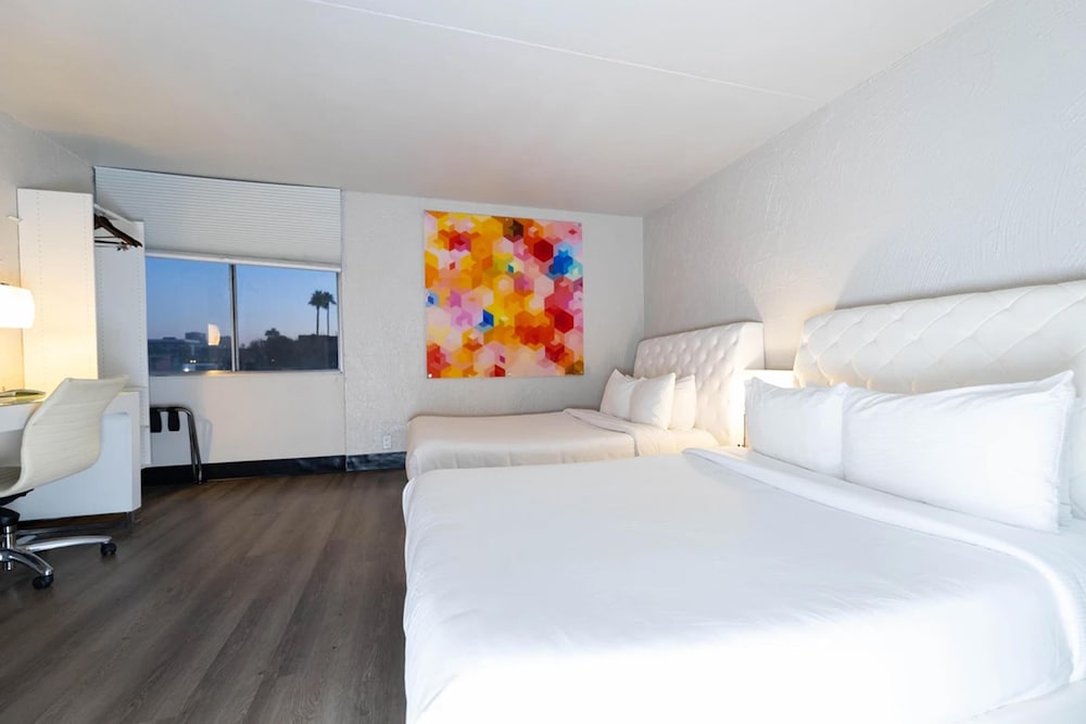 Deluxe Room, 2 Queen Beds, Non Smoking - Photo 2