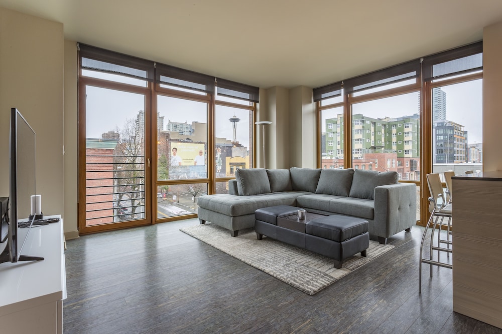 Executive Condo, 1 Bedroom, City View, Corner (1st Ave and Bell Street)