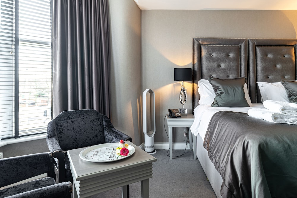 Superior Room, 1 King Bed, Non Smoking (Converts to 2 Twin Beds) - Photo 6