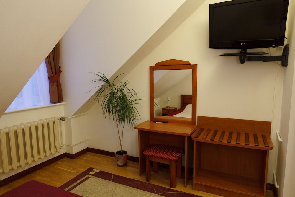 Business Suite, 1 King Bed With Sofa Bed photo 1
