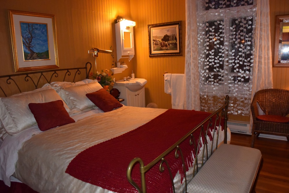 Room, 1 Queen Bed, Shared Bathroom (Colvert) photo 1