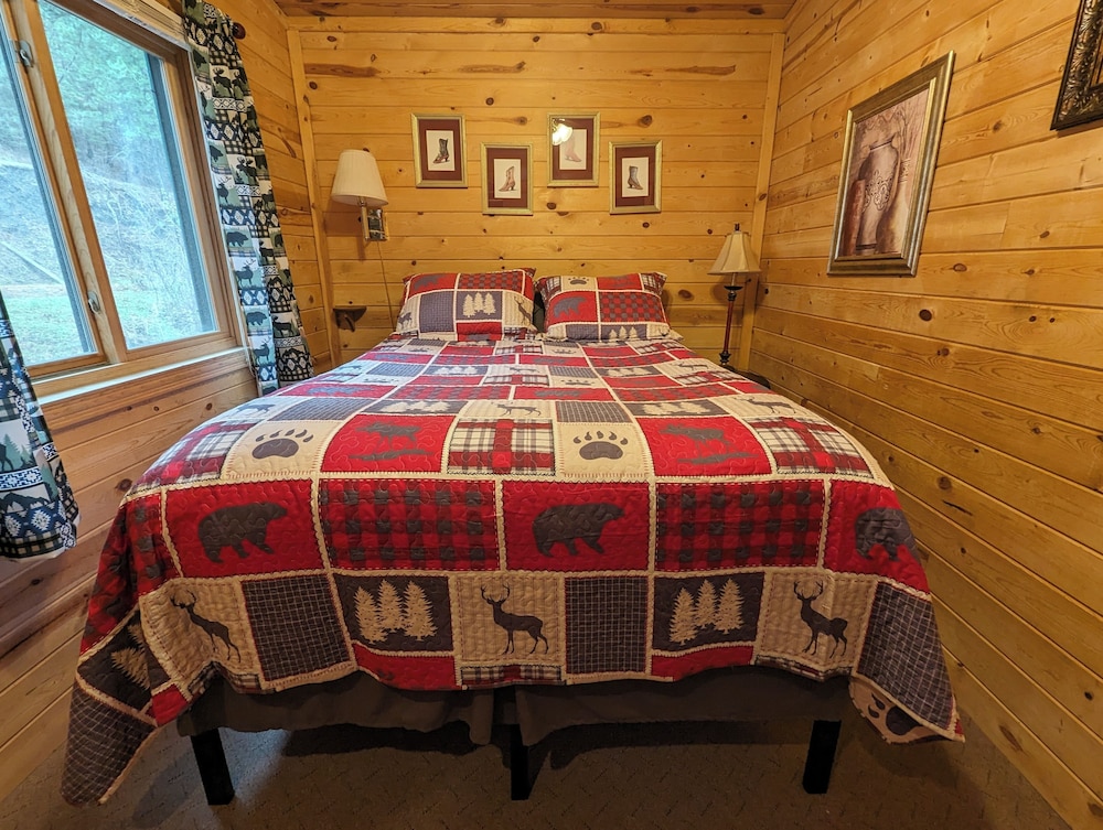 Deluxe Cabin, 1 Bedroom (Unit #9) photo 1