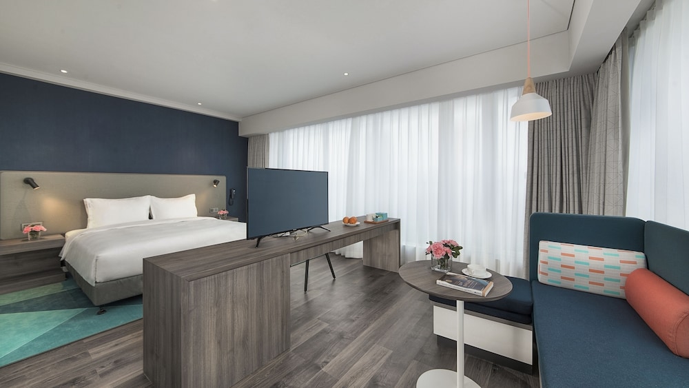 Suite, 1 King Bed photo 3