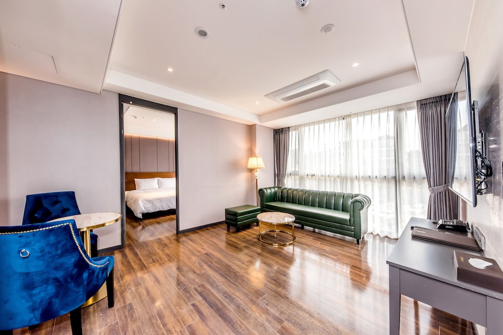 Family Suite A (Free use of Infinity Pool)
