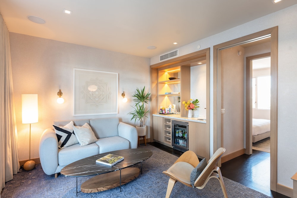 Penthouse, 1 King Bed (Wilshire)