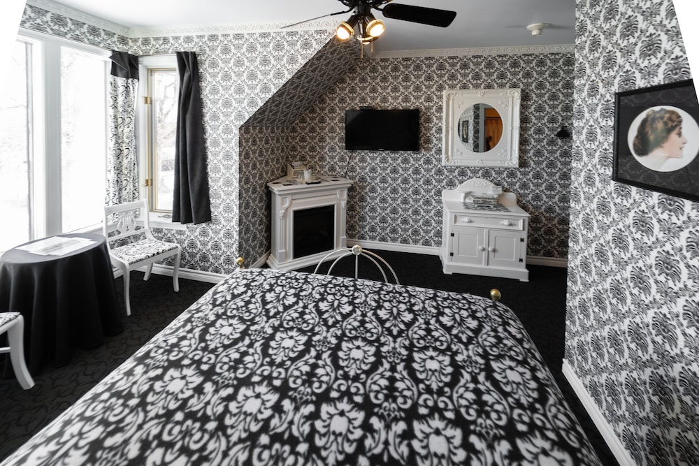 Black Velvet Room (Rm#8) photo 3