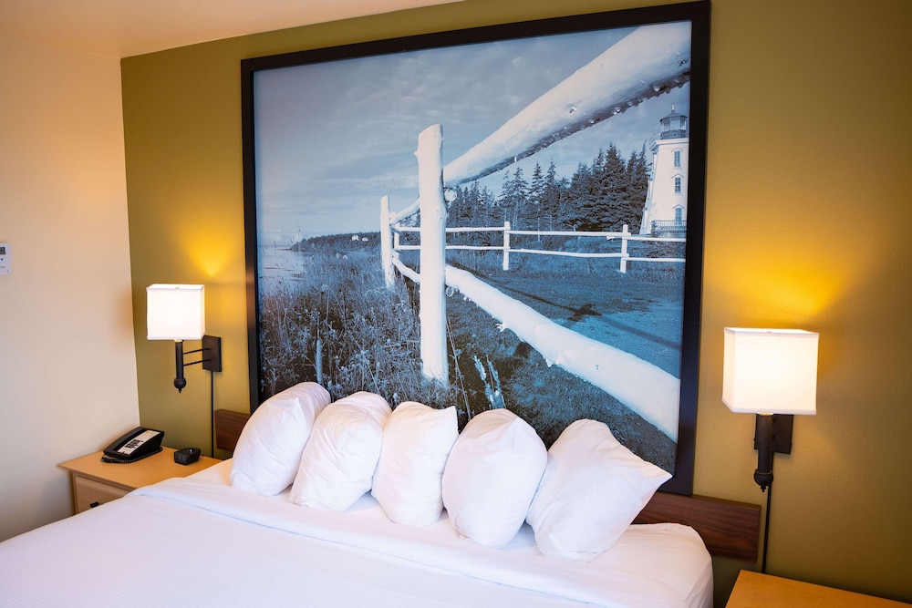 Suite, 1 King Bed, Non Smoking - Photo 2