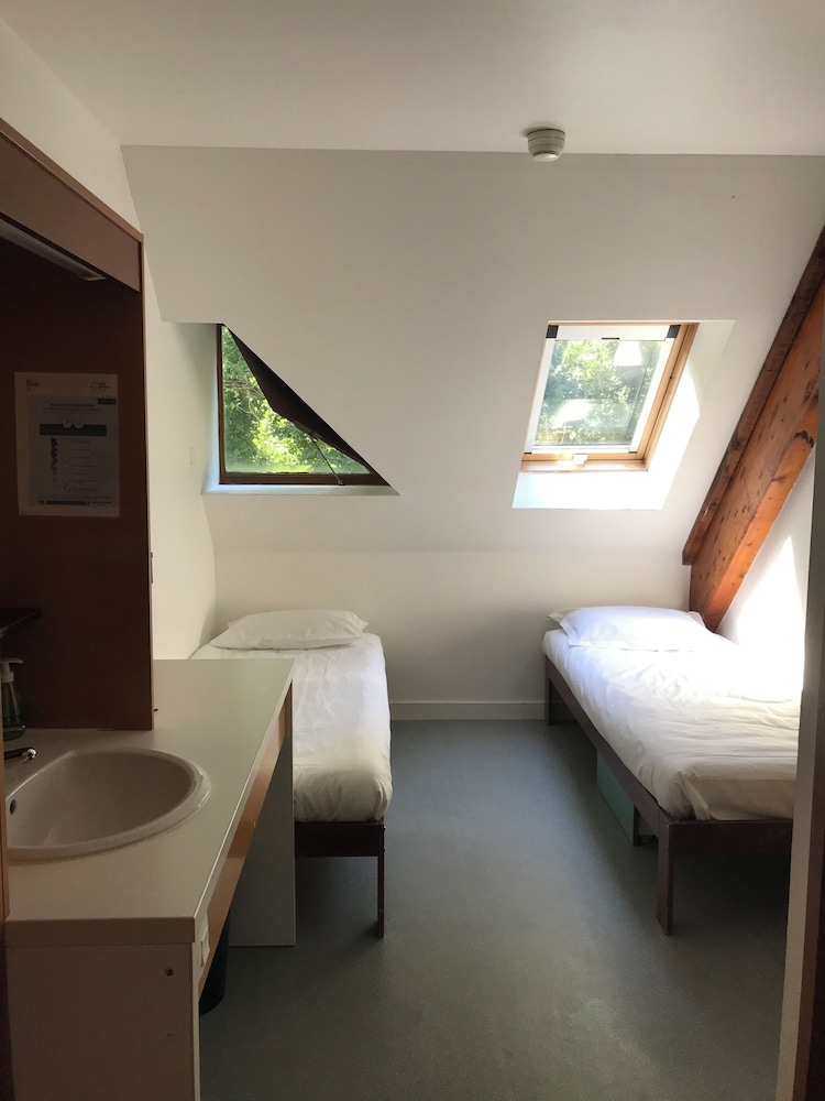 Twin Room with Ensuite Shower - Shared Toilets - Photo 4