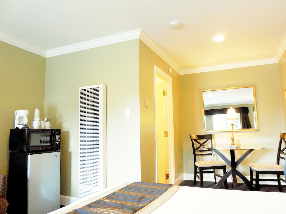 Standard Room, 2 Queen Beds - Photo 8