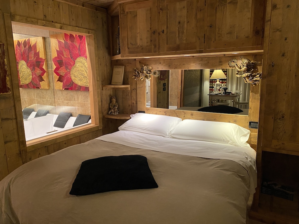 Romantic Studio Suite, 1 Queen Bed, Jetted Tub, Ground Floor (Staterlizia)